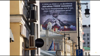 Перевірка факту: Плакат перед посольством Нідерландів у Москві НЕ ілюструє, як "на Донбасі гинули невинні діти" - це фото 2009 року